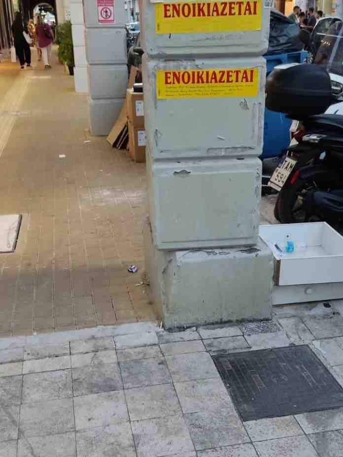 ιστορική κολόνα, historical column, Ρήγα Φεραίου, Riga Fereou, Ερμού, Ermou, αποκόλληση βάσης, base detachment, κίνδυνος κατάρρευσης, risk of collapse, δημόσια ασφάλεια, public safety, πολιτιστική κληρονομιά, cultural heritage, επείγουσα επισκευή, urgent repair, αστική φθορά, urban decay, αυτοψία αρχών, authorities inspection, προστασία πολιτών, citizens protection, κέντρο πόλης, city center, επικίνδυνη κολόνα, dangerous column, άμεση παρέμβαση,