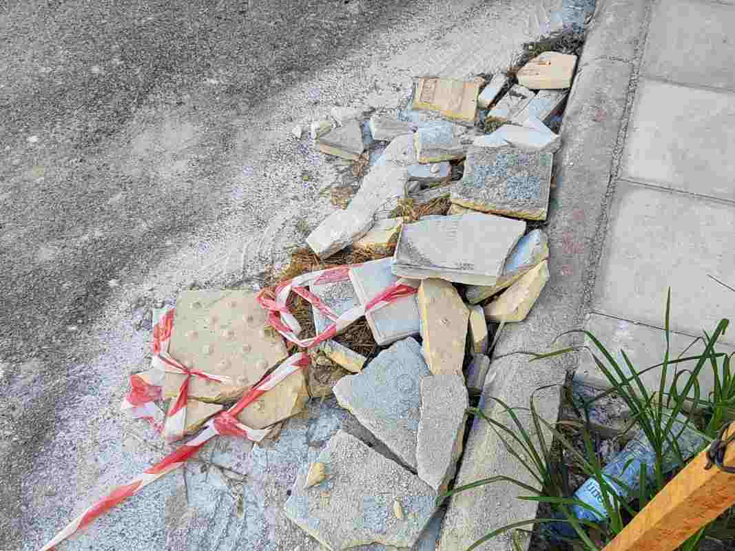 πεζοδρόμια, sidewalks οδός Περγάμου, Pergamou Street οδός Φωκαίας, Fokaias Street έργα πλακόστρωσης, paving works μπάζα, construction debris μπάζα στο δρόμο, debris on the street παράτημένα υλικά, abandoned materials εργολάβος έργου, project contractor αδιαφορία εργολάβου, contractor negligence καθημερινή ταλαιπωρία, daily inconvenience προβλήματα παρκαρίσματος, parking problems κατοίκοι περιοχής, local residents διαμαρτυρίες κατοίκων, residents’ complaints Δήμος, Municipality δημοτικά έργα, municipal works καθαριότητα δρόμων, street cleanliness αστική όχληση, urban nuisance τοπική κοινωνία, local community