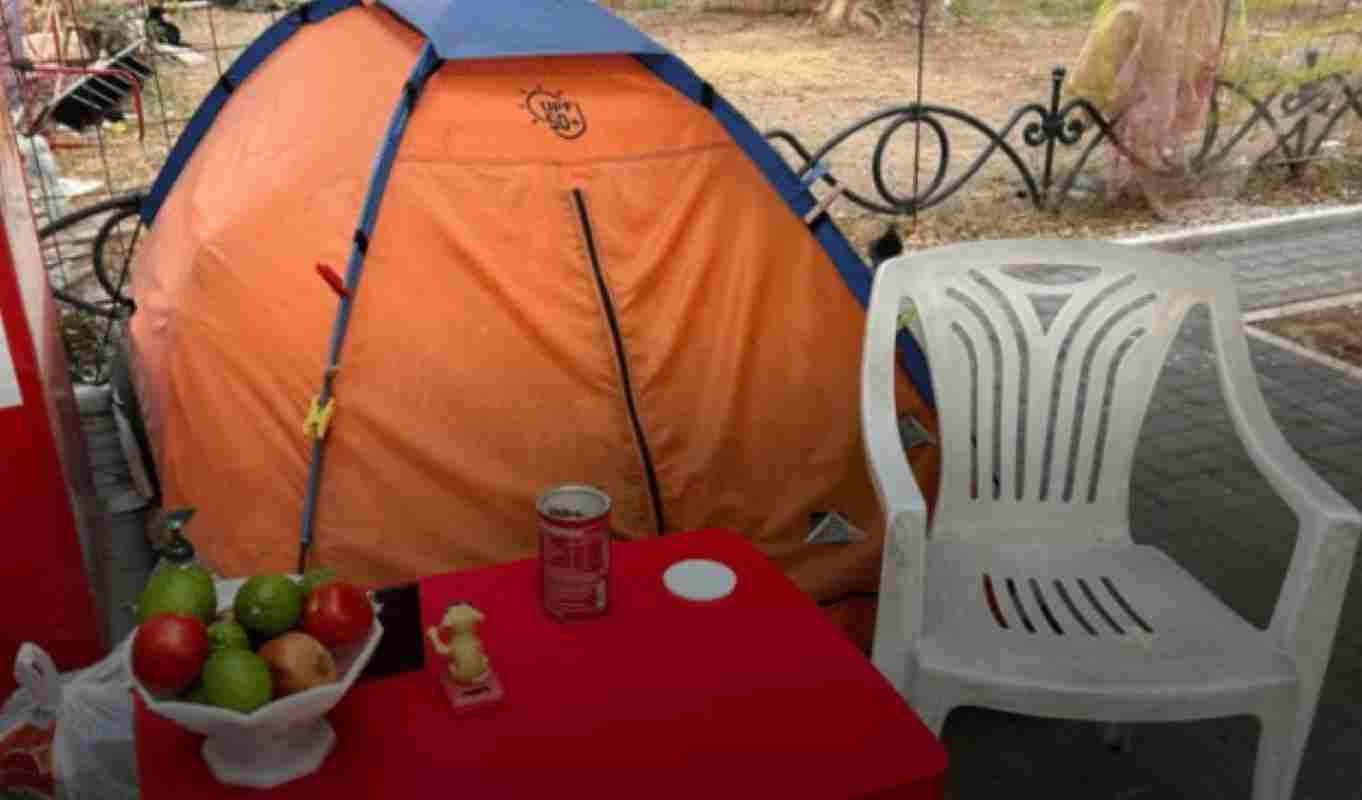 άστεγη γυναίκα, homeless woman πλατεία Όλγας, Olgas Square Πάτρα άστεγοι, Patras homeless κατάληψη δημόσιου χώρου, public space occupation σκηνή άστεγης, homeless tent περίπτερο Αράτου, Aratou kiosk κοινωνικό πρόβλημα, social issue αντιδράσεις κατοίκων, residents’ reactions δημόσιος χώρος Πάτρα, Patras public space αστεγία Ελλάδα, homelessness Greece βοήθεια αστέγων, homeless assistance καθημερινότητα αστέγων, daily life of homeless τοπική κοινωνία Πάτρα, local community Patras φωτογραφία social media, social media photo παρέμβαση αρχών,