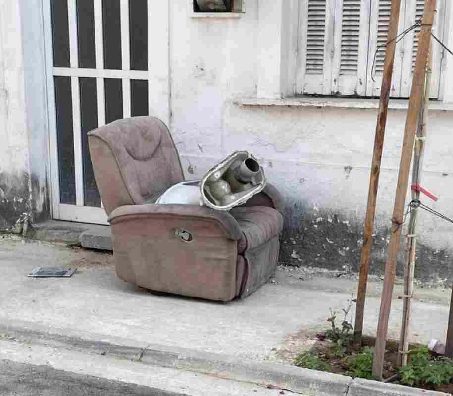 σκουπίδια Πάτρα, Patras garbage, οδός Σμύρνης, Smyrnis street, καθαριότητα πόλης, city cleanliness, ογκώδη απορρίμματα, bulky waste, δημοτική καθαριότητα, municipal cleaning, υγειονομική βόμβα, public health hazard, προβλήματα αποκομιδής, waste collection problems, κάτοικοι Πάτρας, Patras residents, εγκαταλελειμμένα έπιπλα, abandoned furniture, μπάζα δρόμοι, construction debris streets, δημόσια υγεία, public health, δήμος Πατρέων, Patras municipality, λύσεις καθαριότητας, cleaning solutions, περιβαλλοντική ευθύνη,