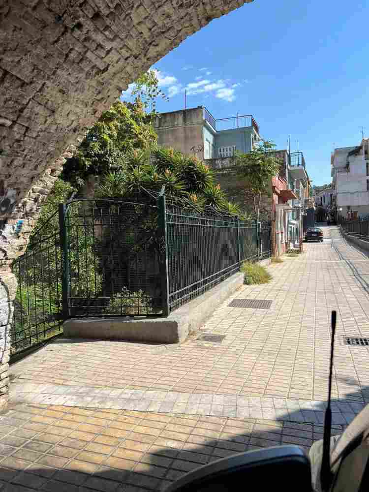 αρχαία μνημεία, ancient monuments, ανάδειξη αρχαίων, ancient site promotion, εγκατάλειψη, abandonment, παρακμή, decline, δημόσια ουρητήρια, public toilets, κοινωνική εξαθλίωση, social degradation, κλείσιμο μαγαζιών, shop closures, εγκαταλελειμμένα καταστήματα, abandoned shops, υποβάθμιση περιοχής, urban degradation, τοπική κοινωνία, local community, εγκατάλειψη πολιτισμού, cultural neglect, αναπλάσεις χωρίς σχέδιο, failed urban redevelopment, γεφυράκι, small bridge, αστική παρακμή, urban decline, ευθύνες αρχών, government responsibility, χαμένη ζωντάνια, lost vibrancy, πόλη χωρίς ζωή,