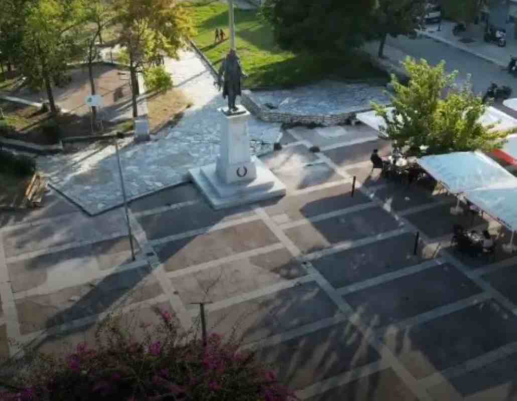 επεισόδια πλατεία ελευθερίας, clashes Plateia Eleftherias, συμπλοκές Ρομά, Roma clashes, αστυνομική επέμβαση, police intervention, ένταση κέντρο πόλης, city center unrest, αναστάτωση περιοχή, local disturbance, φθορές καταστημάτων, shop damages, φθορές οχημάτων, vehicle damages, προσαγωγές συλλήψεις, arrests detentions, βράδυ Σαββάτου επεισόδια, Saturday night clashes, έρευνα αρχών, authorities investigation, αστυνομικές δυνάμεις, police forces, κοινωνική ένταση, social tension