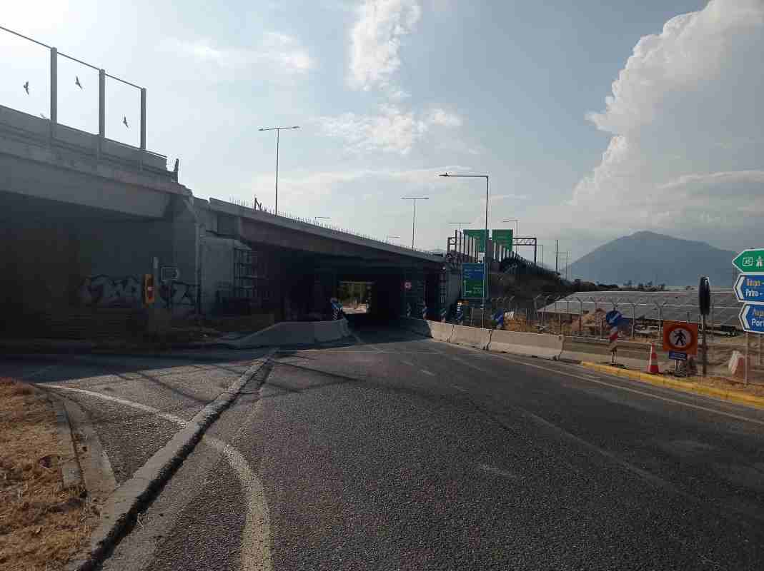 Γέφυρα Άρτας, Arta Bridge, έργα υποδομής, infrastructure projects, καθυστερήσεις έργων, project delays, εργοτάξιο, construction site, ολοκλήρωση έργου, project completion, δημόσια έργα, public works, παράδοση έργου, project delivery, ασφάλεια γεφυρών, bridge safety, φωτοβολταϊκά, photovoltaics, ανακατασκευή γέφυρας, bridge reconstruction, χρονοδιαγράμματα έργων, project timelines, τοπική κοινωνία, local community, αδιαφορία κράτους, government inaction, πολιτεία αρίστων, meritocracy state, προβλήματα υποδομών, infrastructure issues, δημόσιο σύστημα, public system, εικόνες εργοταξίου, construction site photos
