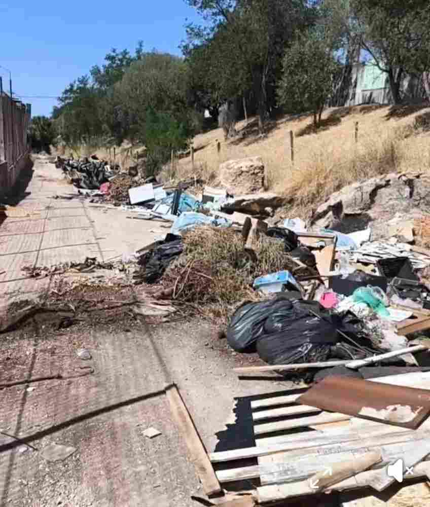 σκουπιδότοποι, illegal dumpsites, παράνομες χωματερές, illegal landfills, σκουπίδια πόλης, city waste, δημοτική αρχή, municipal authority, απορρίμματα, garbage, ογκώδη αντικείμενα, bulky waste, κλαδέματα, green waste, παράνομη απόθεση, illegal dumping, σκουπιδότοποι με τη βούλα του Δήμου, dumpsites with municipality’s consent, Πατρα, Patras, πρόβλημα απορριμμάτων, waste management problem, περιβαλλοντικό πρόβλημα, environmental issue, ανοχή Δήμου, municipal tolerance, επαγγελματίες μεταφορείς απορριμμάτων, professional waste carriers, φορτηγά απορριμμάτων, waste trucks, ασφάλεια Πατρών, Patras police, τοπική αυτοδιοίκηση, local government, δημόσια υγεία, public health, καθαριότητα πόλης, city cleanliness, ανεξέλεγκτες χωματερές, uncontrolled dumpsites