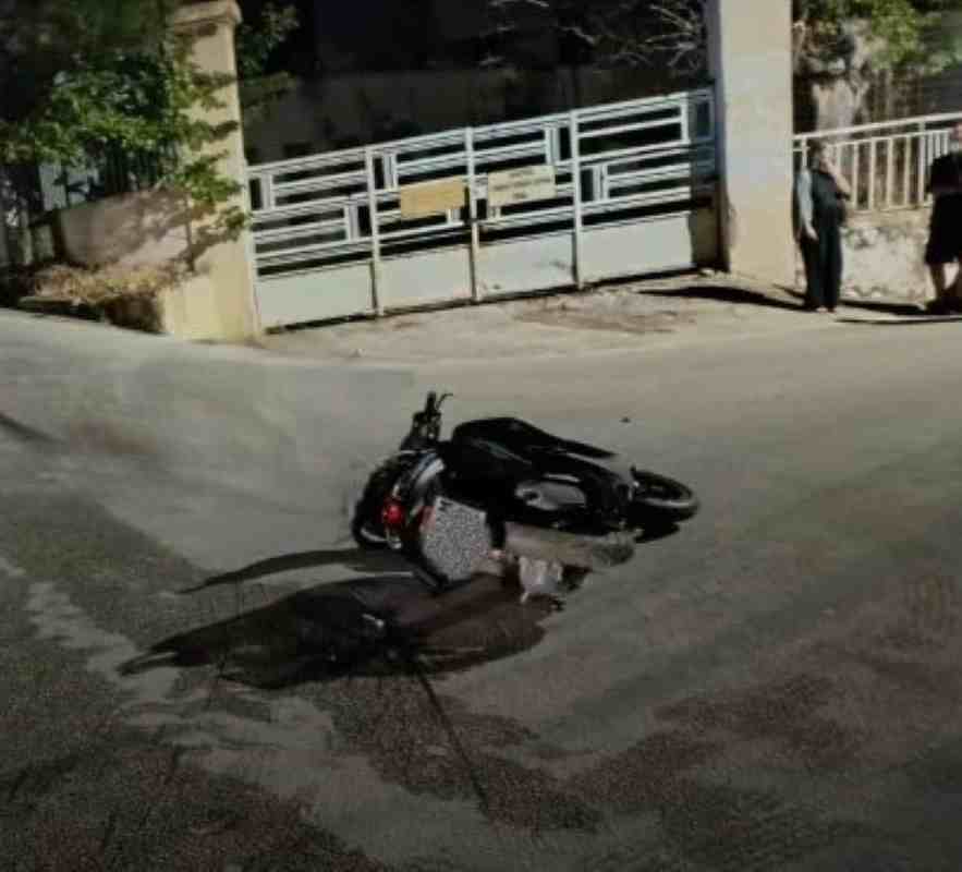 τροχαίο, accident, Πάτρα, Patras, δικυκλιστής, motorcyclist, ΙΧ, car, παρμπρίζ, windshield, ΕΚΑΒ, ambulance, τραυματισμός, injury, Νοσοκομείο, hospital, Τροχαία Πατρών, Patras Traffic Police, ατύχημα, crash, νύχτα,