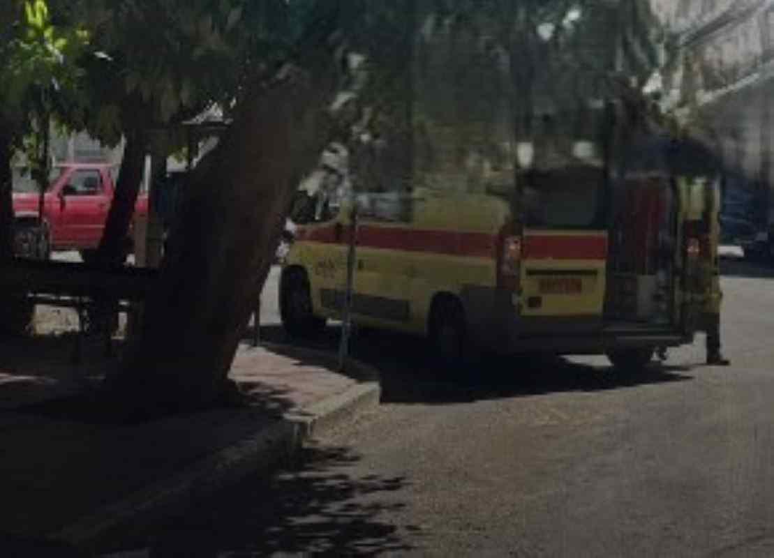 τροχαίο Πάτρα, car accident Patras, Πλατεία Βουδ, Voud Square, λαϊκή αγορά Πάτρα, farmers market Patras, τροχαίο μηχανή, motorcycle accident, δικυκλιστής τραυματισμός, injured motorcyclist, πόρτα αγροτικού, truck door accident, ΕΚΑΒ Πάτρα, ambulance Patras, Νοσοκομείο Πατρών, Patras Hospital, Τροχαία Πατρών, Patras Traffic Police, τραυματισμός προσώπου, facial injury, τροχαίο σήμερα, accident today Patras