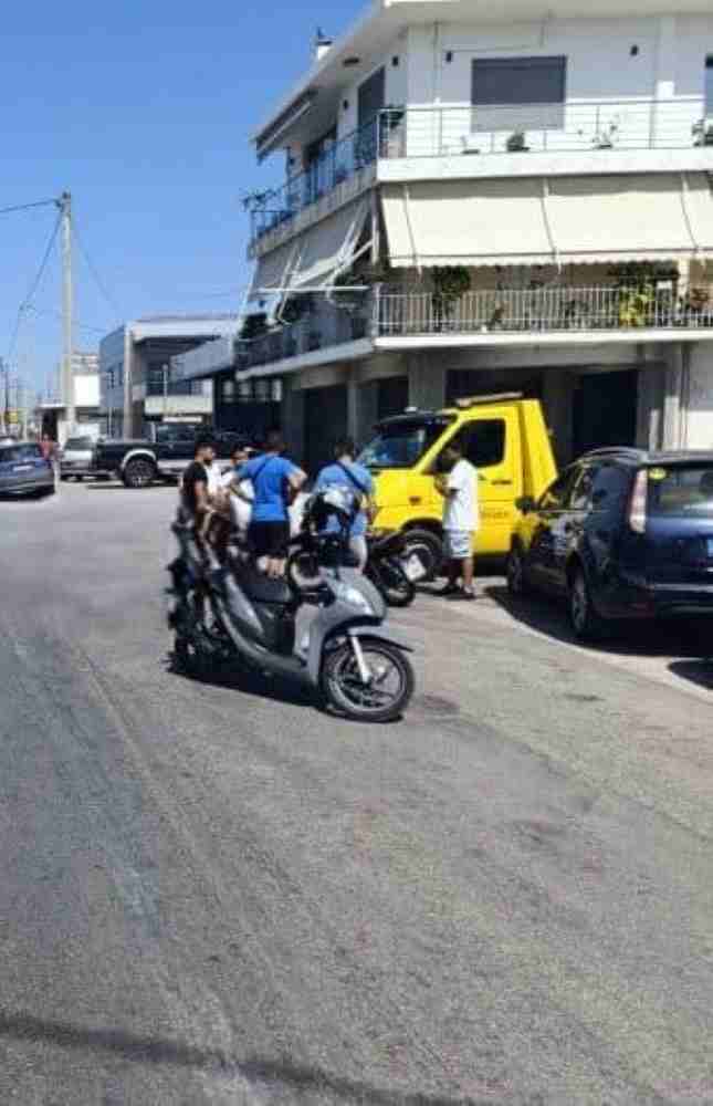 τροχαίο ατύχημα, car accident, Ακτή Δυμαίων, Akti Dymaion, Ιτιές Πάτρα, Ities Patras, δίκυκλο, motorcycle, τραυματίες, injured, ασθενοφόρο ΕΚΑΒ, ambulance EKAB, Νοσοκομείο Πατρών, Patras hospital, Τροχαία Πατρών, Patras traffic police, σύγκρουση ΙΧ με δίκυκλο, car vs motorcycle crash, σοβαρό τροχαίο Πάτρα, serious accident Patras, οδηγός 63 ετών, 63-year-old driver, νεαροί επιβάτες, young riders, χτύπημα στο κεφάλι,