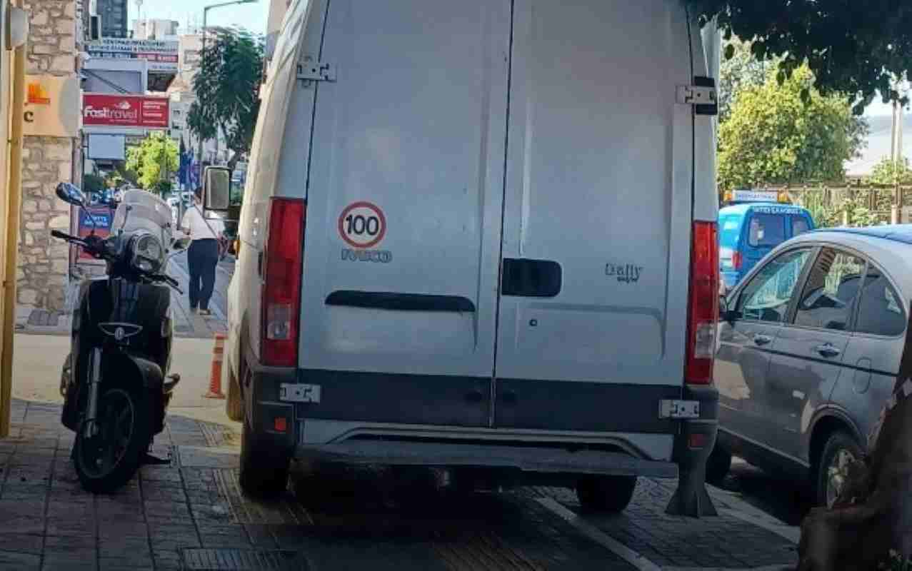 παράνομο παρκάρισμα, illegal parking, πεζοδρόμιο, sidewalk, Πάτρα, Patras, οδός Όθωνος Αμαλίας, Othonos Amalias street, Καρόλου, Karolou street, δικαιώματα πεζών, pedestrian rights, αστυνομία, police, αδιαφορία αρχών, authorities’ negligence, δημόσιος χώρος, public space, κινητικά προβλήματα, mobility issues, γονείς με καρότσια, parents with strollers, ηλικιωμένοι πεζοί, elderly pedestrians, αστική παραβατικότητα, urban lawlessness, κατάληψη πεζοδρομίων, sidewalk obstruction, έλλειψη ελέγχων,