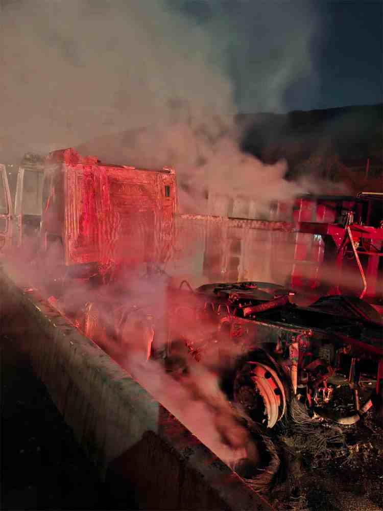 τροχαίο, accident, σοβαρό τροχαίο, serious accident, νταλίκα, truck, φορτηγό με ξύλα, timber truck, Πατρών – Κορίνθου, Patras – Corinth highway, Εθνική Οδός, national highway, Λυκοποριά, Lykoporia, φωτιά σε νταλίκα, truck fire, πυρκαγιά σε τροχαίο, accident fire, Πυροσβεστική, Fire Department, ΕΚΑΒ, ambulance, διακοπή κυκλοφορίας, traffic disruption, εκτροπή πορείας, vehicle deviation, σφοδρή σύγκρουση, severe collision, τροχαίο με νταλίκα, truck accident, ολοσχερής καταστροφή, total destruction, Τροχαία, Traffic Police, έρευνα αιτίων, cause investigation