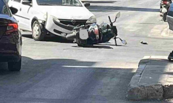 τροχαίο Πάτρα, car accident Patras, ατύχημα Κορίνθου Παπαφλέσσα, Korinthou Papaflessa accident, τροχαίο κέντρο Πάτρας, Patras city center crash, τραυματισμός δικυκλιστή, injured motorcyclist, Τροχαία Πατρών, Patras traffic police, επικίνδυνη διασταύρωση Πάτρα, dangerous intersection Patras, σύγκρουση ΙΧ με δίκυκλο, car vs motorcycle collision, ΕΚΑΒ Πάτρα, Patras ambulance service, οδική ασφάλεια Πάτρα, road safety Patras