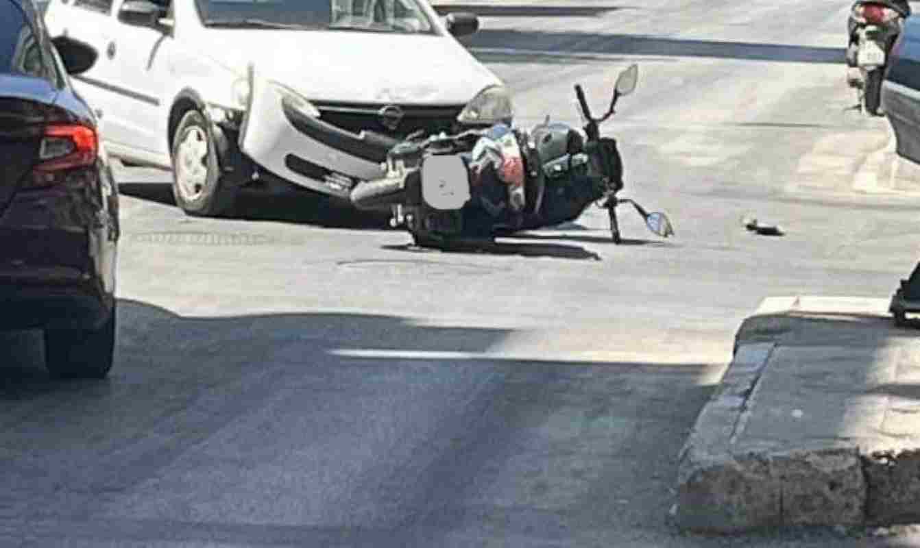 τροχαίο Πάτρα, car accident Patras, ατύχημα Κορίνθου Παπαφλέσσα, Korinthou Papaflessa accident, τροχαίο κέντρο Πάτρας, Patras city center crash, τραυματισμός δικυκλιστή, injured motorcyclist, Τροχαία Πατρών, Patras traffic police, επικίνδυνη διασταύρωση Πάτρα, dangerous intersection Patras, σύγκρουση ΙΧ με δίκυκλο, car vs motorcycle collision, ΕΚΑΒ Πάτρα, Patras ambulance service, οδική ασφάλεια Πάτρα, road safety Patras