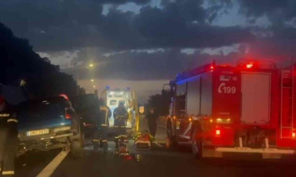τροχαίο δυστύχημα – car accident, Εθνική Οδός Κορίνθου Πατρών – Corinth Patras Highway, Λαμπίρι Αχαΐας – Lambiri Achaia, μετωπική σύγκρουση – head-on collision, φλεγόμενο όχημα – vehicle on fire, πυροσβεστική επέμβαση – fire department response, τραυματίες – injured persons, κυκλοφορία αντίθετο ρεύμα – wrong-way driving, σοβαρό δυστύχημα – fatal crash,
