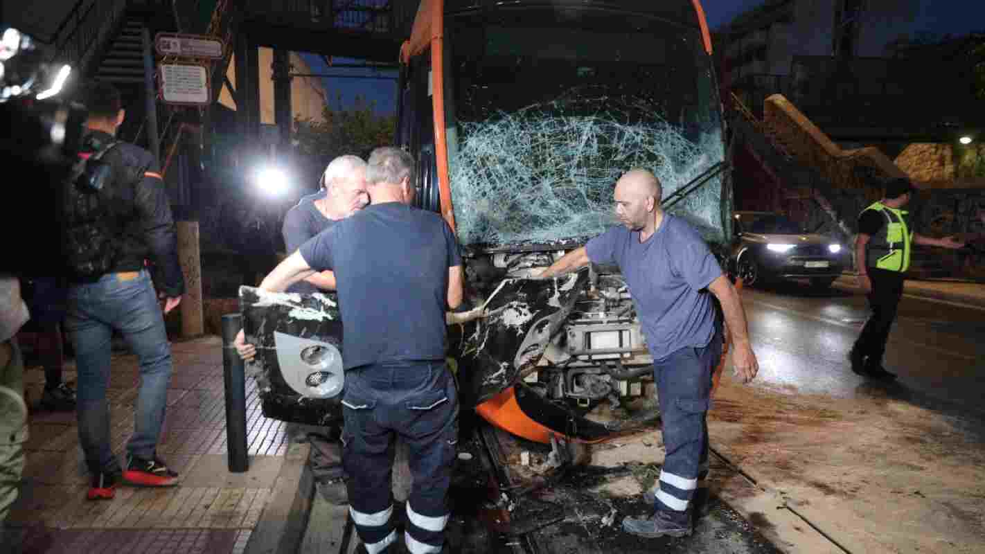 Πειραιάς, Piraeus, τραμ, tram, λεωφορείο, bus, ΟΑΣΑ, OASA, σύγκρουση, collision, ατύχημα, accident, τραυματίες, injured, ελαφρά τραυματισμένοι, lightly injured, Θριάσειο, Thriasio hospital, ΚΑΤ, KAT hospital, οδηγός, driver, κέντρο Πειραιά, Piraeus city center, τροχαίο, traffic accident, Ελλάδα, Greece, Μικράς Ασίας, Mikras Asias street, Γρηγορίου Λαμπράκη,