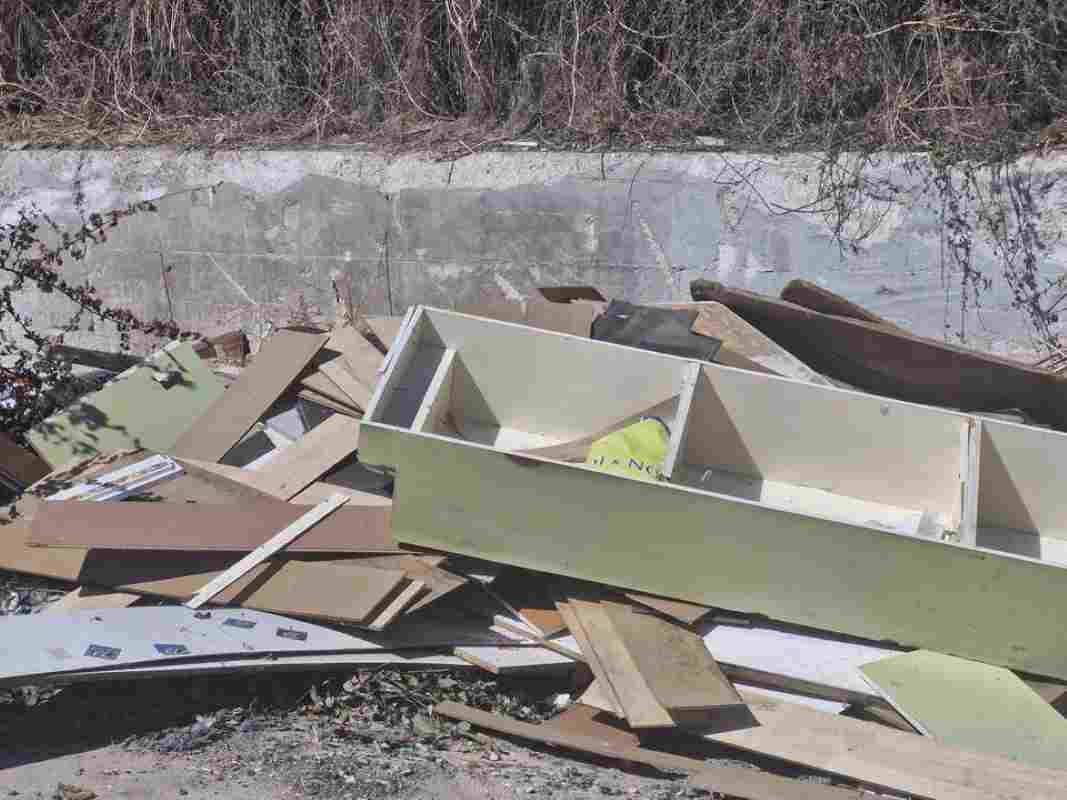 Οβρυά, Ovria, σκουπίδια, garbage, ανεξέλεγκτη ρίψη απορριμμάτων, illegal dumping, κλαδιά, branches, ξύλα, wood debris, δημόσια υγεία, public health, καθαριότητα, cleanliness, εστίες μόλυνσης, pollution hotspots, εγκατάλειψη περιοχής, urban neglect, περιβάλλον, environment, κάτοικοι, residents, βροχές, rainwater, οχήματα, vehicles, ασφάλεια πολιτών, citizen safety, ευαισθητοποίηση, awareness, ΚΕΠ Οβρυά, Ovria Citizens Service Center, υποβάθμιση περιοχής, area degradation, προβλήματα στην πόλη, city issues, δημόσιοι χώροι,