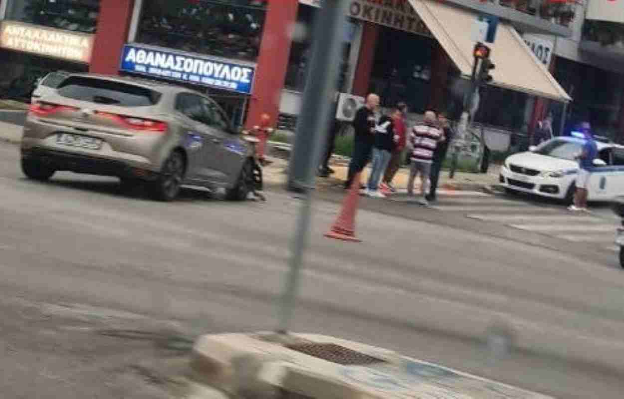 τροχαίο ατύχημα, car accident, Πάτρα, Patras, ΙΧ όχημα, car, ολισθηρότητα δρόμου, slippery road, σύγκρουση, collision, χωρίς τραυματισμούς, no injuries, Τροχαία Πατρών, Patras Traffic Police, Κυριακή απόγευμα, Sunday evening, Αρέθα, Aretha Street, Εθνική, Ethniki Street, τοπικά νέα, local news, ασφαλής οδήγηση, safe driving, οδική ασφάλεια,