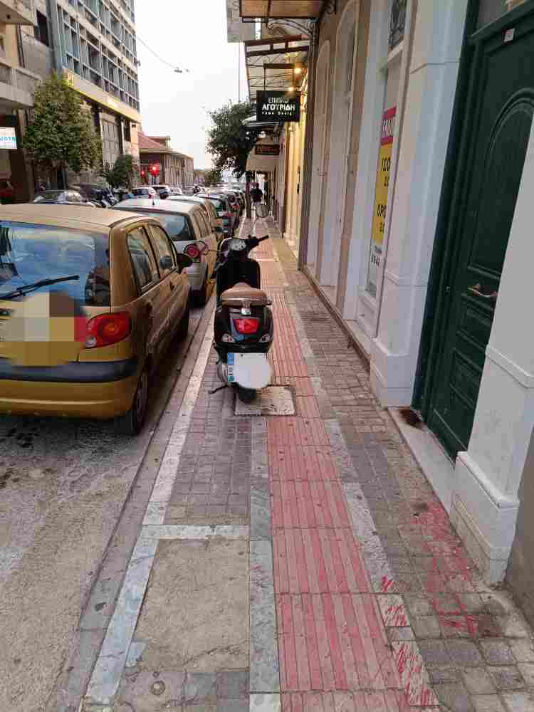 Πάτρα, Patras, Οδός Βότση, Votsi Street, πεζοδρόμιο, sidewalk, παρκάρισμα, parking, παράνομη στάθμευση, illegal parking, δίκυκλα, motorcycles, τροχαία, traffic police, αστυνόμευση, policing, πεζοί, pedestrians, προσβασιμότητα, accessibility, δημόσιος χώρος, public space, κέντρο πόλης, city center, κυκλοφοριακό, traffic problem, κοινωνικό πρόβλημα, social issue