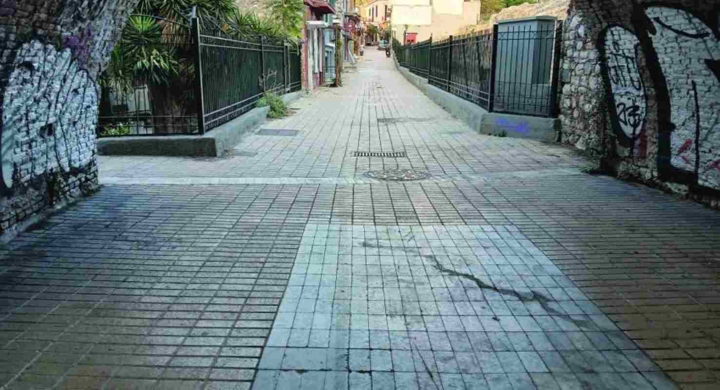 πεζόδρομος Ηφαίστου, Ifaistou pedestrian street, Ρωμαϊκό Στάδιο Πάτρας, Roman Stadium Patras, Παντάνασσα Πάτρα, Pantanassa Patras, ιστορικό κέντρο Πάτρας, Patras old town, μαγαζιά Ηφαίστου, Ifaistou shops, καφέ μπαρ Πάτρα, Patras cafes bars, ερήμωση κέντρου Πάτρας, urban decline Patras, τουρισμός Πάτρα, Patras tourism, τοπική αγορά Πάτρας, Patras local market, πολιτιστική κληρονομιά Πάτρας, cultural heritage Patras, καθημερινή ζωή Πάτρας, everyday life Patras, κοινωνική ζωή Ηφαίστου, Ifaistou social life, ιστορικό μνημείο Πάτρας, Patras historical monument