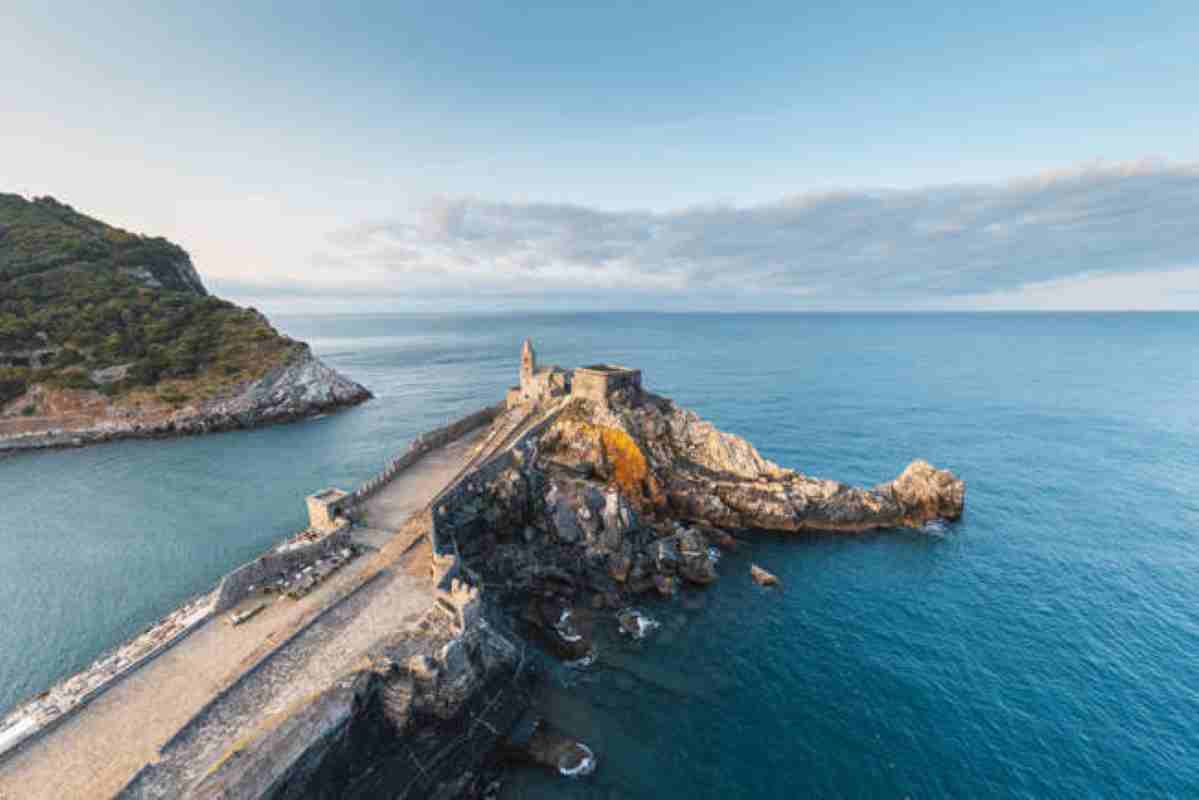 Πόρτο Βένερε, Porto Venere, Λα Σπέτσια, La Spezia, Κόλπος των Ποιητών, Gulf of Poets, εκκλησία Αγίου Πέτρου, Church of Saint Peter, Λόρδος Βύρων, Lord Byron, Πέρσι Σέλεϊ, Percy Shelley, ιταλικό χωριό, Italian village, μεσαιωνικά τείχη, medieval walls, κάστρο Δορία, Doria Castle, πολιτιστικός τουρισμός, cultural tourism, ταξίδι Ιταλία, travel Italy, γραφικό τοπίο, picturesque landscape, ρομαντικός προορισμός, romantic destination, Ιταλική Ριβιέρα, Italian Riviera, αξιοθέατα Ιταλία, Italy attractions, πολιτιστική κληρονομιά, cultural heritage, UNESCO World Heritage, ιστορία και ποίηση, history and poetry