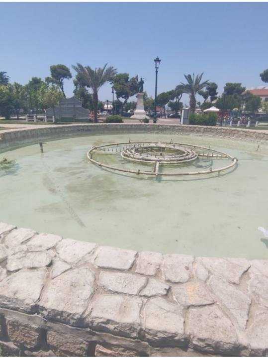 Καλαμάτα σιντριβάνι, Kalamata fountain, Πάτρα σιντριβάνι, Patras fountain, Πλατεία Υψηλών Αλωνίων, Ypsila Alonia Square, Κεντρική Πλατεία Καλαμάτας, Kalamata Central Square, Δημοτική Αρχή, Municipal Authority, συντήρηση δημοσίου χώρου, public space maintenance, εγκατάλειψη, abandonment, φροντίδα πόλης, city care, καθαριότητα πόλης, city cleanliness, σύγκριση πόλεων, city comparison, ποιότητα ζωής, quality of life, Kalamata vs Patras, σιντριβάνια Ελλάδας, Greece fountains, τοπική αυτοδιοίκηση, local government