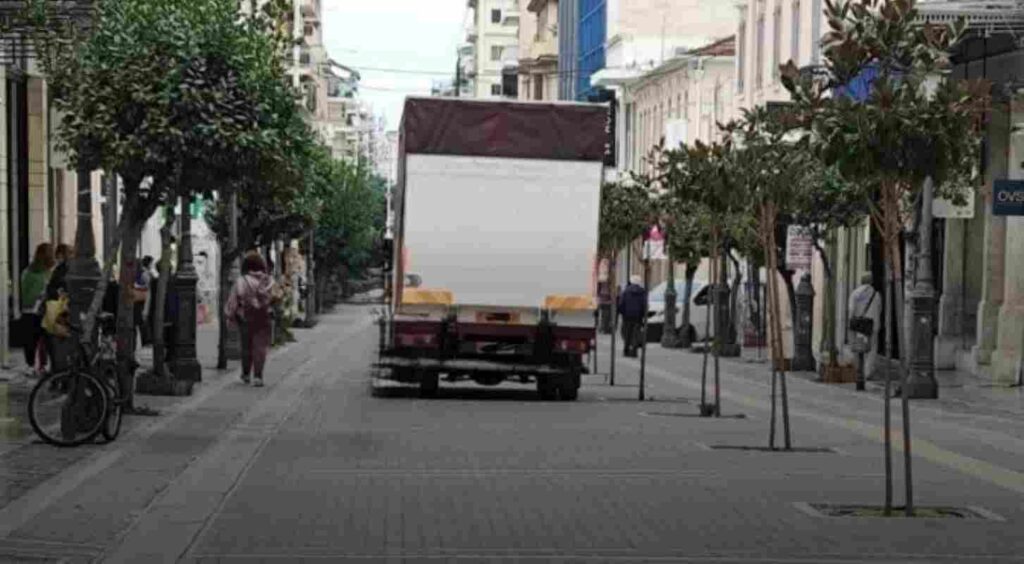 Πάτρα, πεζόδρομος Μαιζώνος, παραβάσεις φορτηγών, ωράριο φορτοεκφόρτωσης, κυκλοφοριακό, ζημιές κυβόλιθοι, κίνδυνος ατυχήματος, επεισόδια οδηγοί, αντιδήμαρχος, κλήσεις Τροχαίας, Maizonos pedestrian street, Patras, truck violations, loading unloading hours, traffic problem, paver damage, accident risk, driver incidents, deputy mayor, traffic tickets, Patras news, Maizonos street traffic