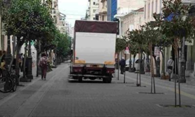 Πάτρα, πεζόδρομος Μαιζώνος, παραβάσεις φορτηγών, ωράριο φορτοεκφόρτωσης, κυκλοφοριακό, ζημιές κυβόλιθοι, κίνδυνος ατυχήματος, επεισόδια οδηγοί, αντιδήμαρχος, κλήσεις Τροχαίας, Maizonos pedestrian street, Patras, truck violations, loading unloading hours, traffic problem, paver damage, accident risk, driver incidents, deputy mayor, traffic tickets, Patras news, Maizonos street traffic