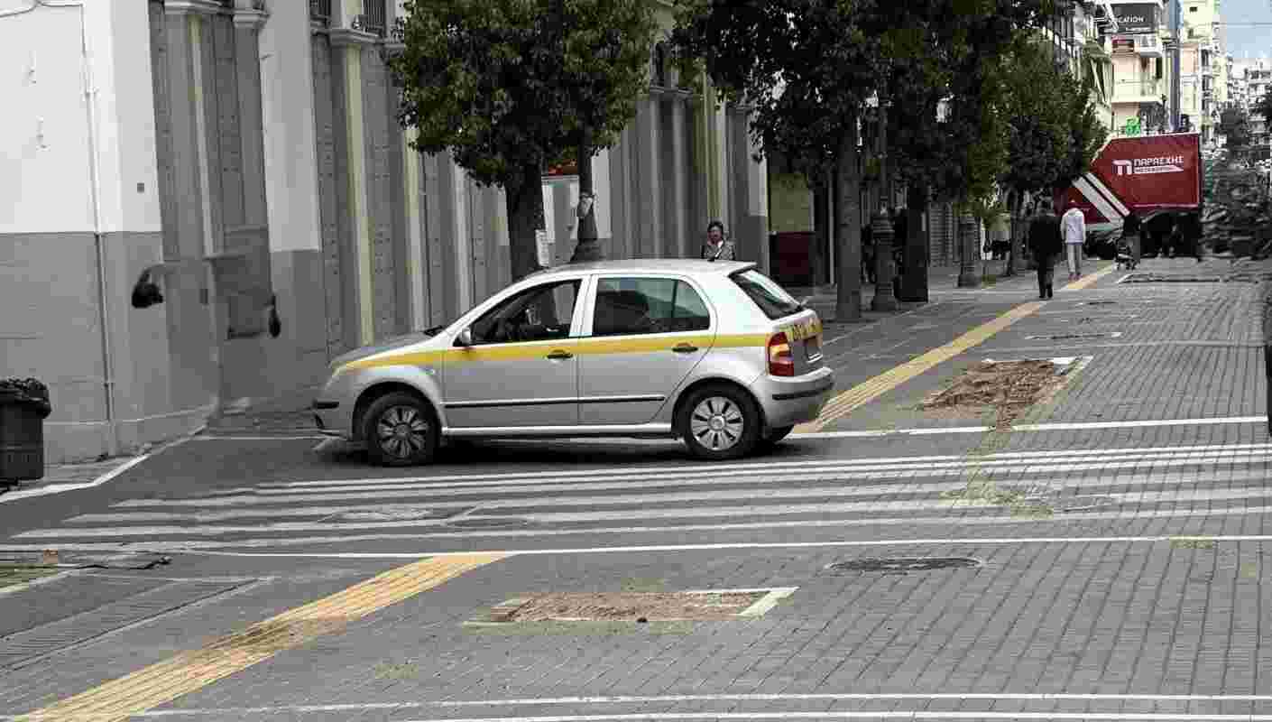 πεζόδρομος Μαιζώνος, παράνομη στάθμευση, οχήματα Δήμου, Πάτρα, κίνηση πεζοδρόμου, δίκυκλα πεζόδρομος, Δημοτική Βιβλιοθήκη Πάτρας, κυκλοφοριακή παράβαση, αδιαφορία Δήμου, Maizonos pedestrian street, illegal parking, Municipal vehicles, Patras, pedestrian zone traffic, scooter pedestrian street, Patras Municipal Library, traffic violation, municipal negligence,