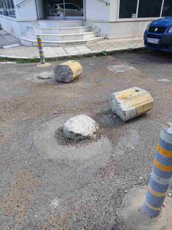 βανδαλισμός, vandalismos, Πάτρα, Patra, Patras, κολωνάκια, bollards, columns, πεζοδρόμιο, sidewalk, pavement, Κανακάρη, Kanakari Street, Μπουμπουλίνας, Bouboulinas Street, κεντρικό σημείο, central point, city center, καταστροφή, destruction, damage, δημόσια περιουσία, public property, Ξήλωσαν κολωνάκια, torn out bollards, εφημερίδα Πάτρας, Patras news, Patras newspaper, δολιοφθορά, sabotage,