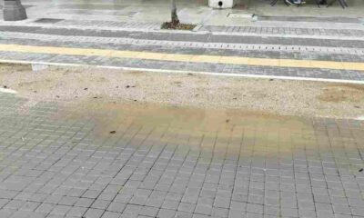 Μαιζώνος, Maizonos Street, πεζόδρομος Πατρών, Patras pedestrian zone, πεζόδρομος Μαιζώνος, Maizonos pedestrian street, κακοτεχνίες έργων, construction defects, σπασμένες πλάκες, broken pavement tiles, λούμπες, potholes, σκουπίδια Πάτρα, garbage in Patras, κακή υποδομή, poor infrastructure, δημοτικά έργα, municipal works, πεζοί, pedestrians, μηχανάκια στον πεζόδρομο, motorcycles on pedestrian street, αυτοκίνητα στον πεζόδρομο, cars on pedestrian zone, κυκλοφοριακό χάος, traffic chaos, Πάτρα, Patras, αστική παρακμή, urban decay, τοπική αυτοδιοίκηση, local government, κακοτεχνίες πεζόδρομος, defective pedestrian construction, πόλη Πάτρα, city of Patras, καθημερινότητα πολιτών, citizens’ daily life, σατιρικό άρθρο, satirical article, τοπική εφημερίδα Πάτρας, local Patras newspaper