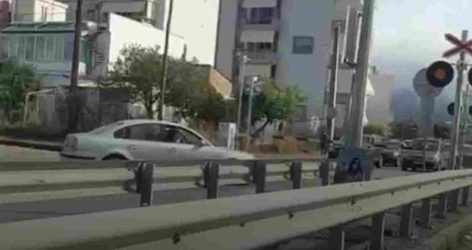 Βενιζέλου, Venizelou, οδηγός, driver, τρένο, train, διάβαση, crossing, μπάρες, barriers, απερισκεψία, recklessness, τροχαίο, traffic accident, viral βίντεο, viral video, TikTok dete, επικίνδυνη οδήγηση, dangerous driving, παράνομη στροφή, illegal turn, αντίθετο ρεύμα, wrong way, σιδηροδρομική διάβαση, railway crossing, τροχαία, traffic police, Ελλάδα, Greece, ατύχημα, accident, οδηγική συμπεριφορά, driving behavior, ασφάλεια στους δρόμους, road safety, κατεβασμένες μπάρες, closed barriers, παραβίαση, violation, δεν βάζουμε μυαλό, careless drivers, viral TikTok Greece, dete news, ειδήσεις Πάτρα, Patras news