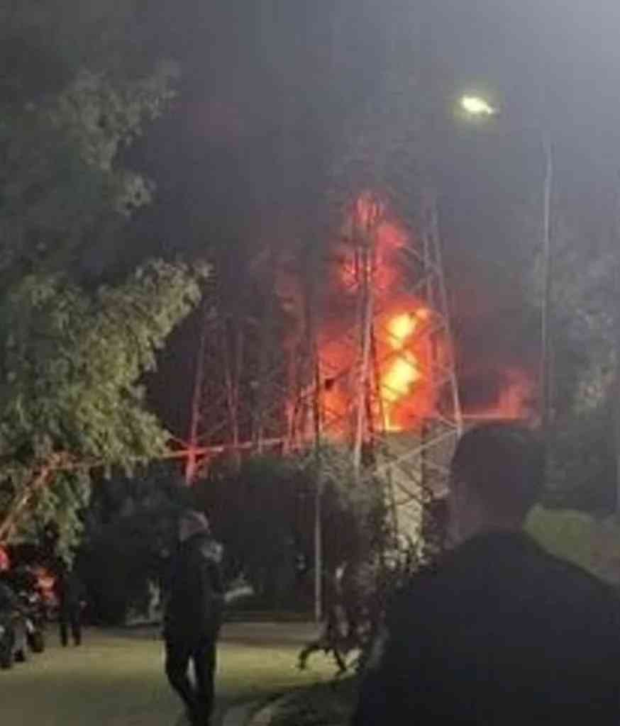 φωτιά, πυρκαγιά, υποσταθμός ΔΕΗ, ΔΕΗ Πάτρα, Πάτρα, διακοπή ρεύματος, Πυροσβεστική Πάτρας, υποσταθμός ρεύματος, ζημιές ρεύματος, ηλεκτροδότηση, αποκατάσταση ρεύματος, βλάβη ΔΕΗ, φωτιά σε υποσταθμό, Πανεπιστημίου Πάτρα, οδός Αμερικής, έκτακτο περιστατικό, ενεργειακό συμβάν, πυροσβεστική επιχείρηση, ηλεκτρική βλάβη, έκρηξη ΔΕΗ, fire, blaze, power substation, PPC Patras, DEI Patras, Patras fire, power outage, Patras electricity, Fire Department Patras, substation fire, power failure, electricity restoration, PPC incident, fire at substation, America Street Patras, Panepistimiou Patras, emergency incident, electrical fault, energy infrastructure,