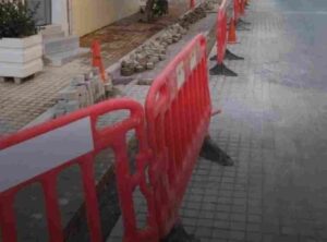 ανάπλαση Άνω Πόλης, Ano Poli regeneration, Παλαιό Δημοτικό Νοσοκομείο, Old Municipal Hospital, σκαψίματα δρόμων, road digging works, οπτικές ίνες Θεσσαλονίκη, optical fibers Thessaloniki, υπογειοποίηση δικτύων, network undergrounding, έργα υποδομών, infrastructure works, καθυστερήσεις έργων, project delays, συντονισμός υπηρεσιών, services coordination, ταλαιπωρία κατοίκων, residents’ inconvenience, Δήμος Θεσσαλονίκης, Municipality of Thessaloniki, τοπικά προβλήματα, local problems, ανάπλαση περιοχής, area redevelopment, εργοτάξιο δρόμων, road construction site, δυσαρέσκεια πολιτών, citizens’ discontent, τοπική αυτοδιοίκηση, local government, αστικές αναπλάσεις, urban redevelopments, σπατάλη πόρων, waste of resources, ανακατασκευή δρόμων,