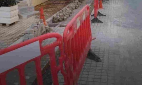 ανάπλαση Άνω Πόλης, Ano Poli regeneration, Παλαιό Δημοτικό Νοσοκομείο, Old Municipal Hospital, σκαψίματα δρόμων, road digging works, οπτικές ίνες Θεσσαλονίκη, optical fibers Thessaloniki, υπογειοποίηση δικτύων, network undergrounding, έργα υποδομών, infrastructure works, καθυστερήσεις έργων, project delays, συντονισμός υπηρεσιών, services coordination, ταλαιπωρία κατοίκων, residents’ inconvenience, Δήμος Θεσσαλονίκης, Municipality of Thessaloniki, τοπικά προβλήματα, local problems, ανάπλαση περιοχής, area redevelopment, εργοτάξιο δρόμων, road construction site, δυσαρέσκεια πολιτών, citizens’ discontent, τοπική αυτοδιοίκηση, local government, αστικές αναπλάσεις, urban redevelopments, σπατάλη πόρων, waste of resources, ανακατασκευή δρόμων,