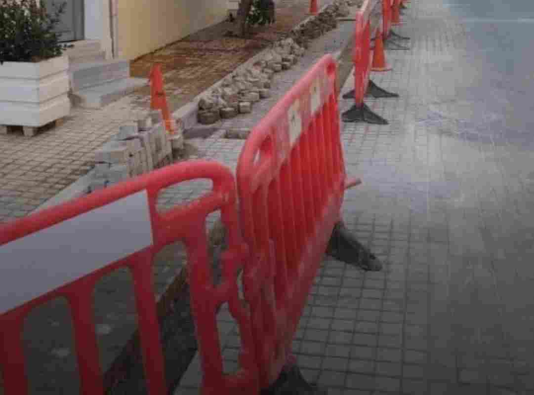 ανάπλαση Άνω Πόλης, Ano Poli regeneration, Παλαιό Δημοτικό Νοσοκομείο, Old Municipal Hospital, σκαψίματα δρόμων, road digging works, οπτικές ίνες Θεσσαλονίκη, optical fibers Thessaloniki, υπογειοποίηση δικτύων, network undergrounding, έργα υποδομών, infrastructure works, καθυστερήσεις έργων, project delays, συντονισμός υπηρεσιών, services coordination, ταλαιπωρία κατοίκων, residents’ inconvenience, Δήμος Θεσσαλονίκης, Municipality of Thessaloniki, τοπικά προβλήματα, local problems, ανάπλαση περιοχής, area redevelopment, εργοτάξιο δρόμων, road construction site, δυσαρέσκεια πολιτών, citizens’ discontent, τοπική αυτοδιοίκηση, local government, αστικές αναπλάσεις, urban redevelopments, σπατάλη πόρων, waste of resources, ανακατασκευή δρόμων,