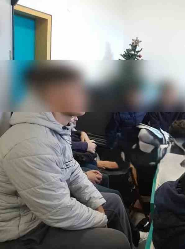 4ο ΕΠΑΛ Πάτρας, 4th EPAL Patras, προβλήματα σχολείου, school problems, έλλειψη αιθουσών, lack of classrooms, μαθητές διάδρομοι, students in hallways, τρωκτικά σχολείο, rodents in school, ποντίκια 4ο ΕΠΑΛ, mice in school, κακές συνθήκες σχολείου, bad school conditions, εγκατάλειψη σχολείου Πάτρα, Patras school abandonment, έλλειψη βιβλίων σχολείο, lack of school books, καταγγελία μαθητών Πάτρα, student complaints Patras