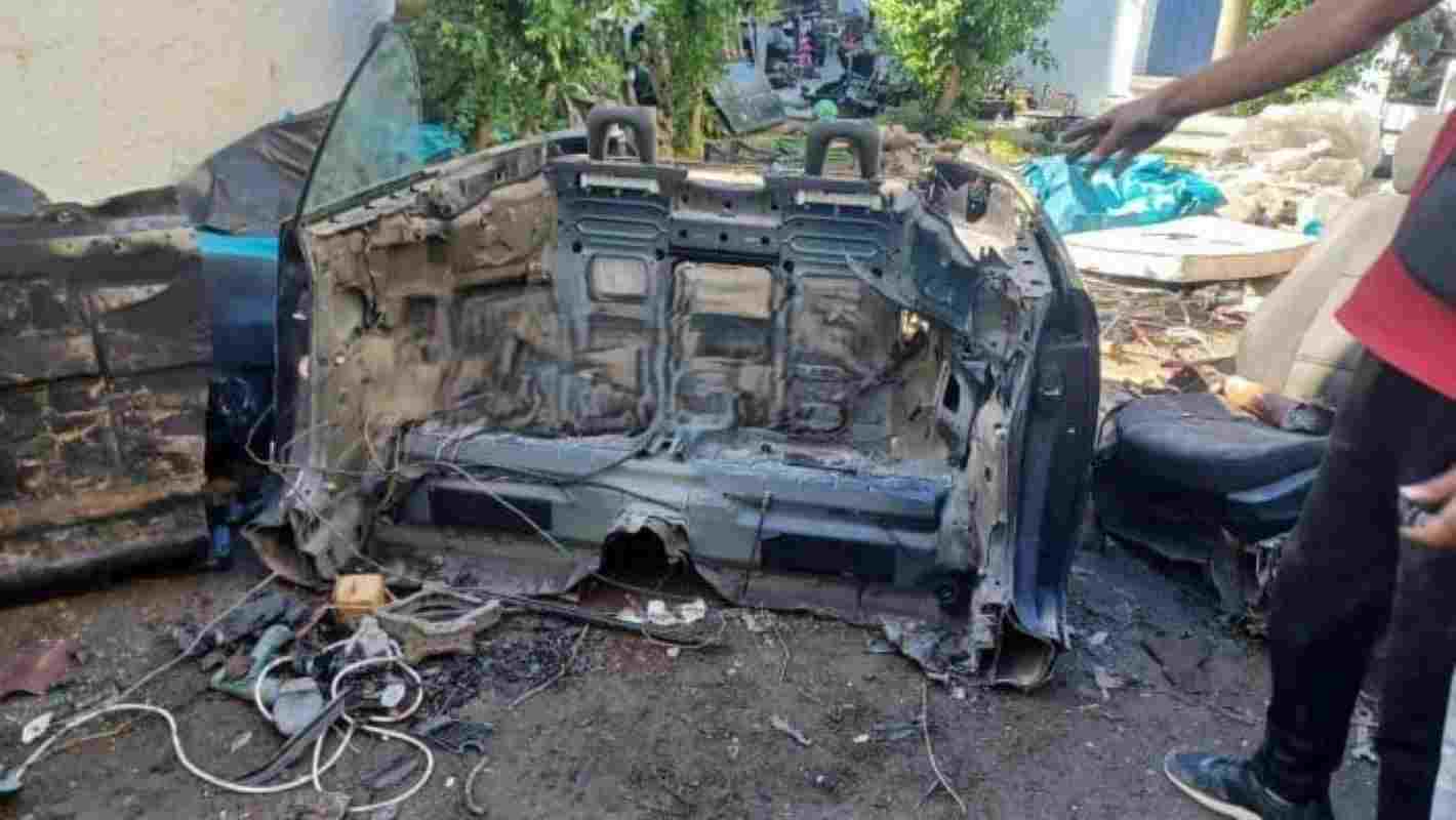 Παραλίγο τραγωδία, μάντρα αυτοκινήτων, διαλυτήριο Πατρών, εργατικό ατύχημα, Πάτρα, οδός Σατωβριάνδου, αυτοκίνητο έπεσε, τραυματισμός, απεγκλωβισμός, πυροσβεστική Πάτρας, ασθενοφόρο ΕΚΑΒ, αστυνομία Πάτρας, νεαρός 22χρονος, τραυματίας, πόδια, μέση, νοσοκομείο Ρίου, τοπικά νέα Πάτρας, ειδήσεις Πάτρα, έκτακτο περιστατικό, Ελλάδα, τοπική επικαιρότητα, near tragedy, car scrapyard, auto dismantling yard, Patras accident, Patras Greece, Satovriandou Street, car fell on worker, work accident, rescue operation, firefighter response, ambulance EKAB, Patras police, injured man 22 years old, trapped under car, hospital Rio, local news Patras, breaking news Greece, emergency incident, car repair shop accident, Greek news,