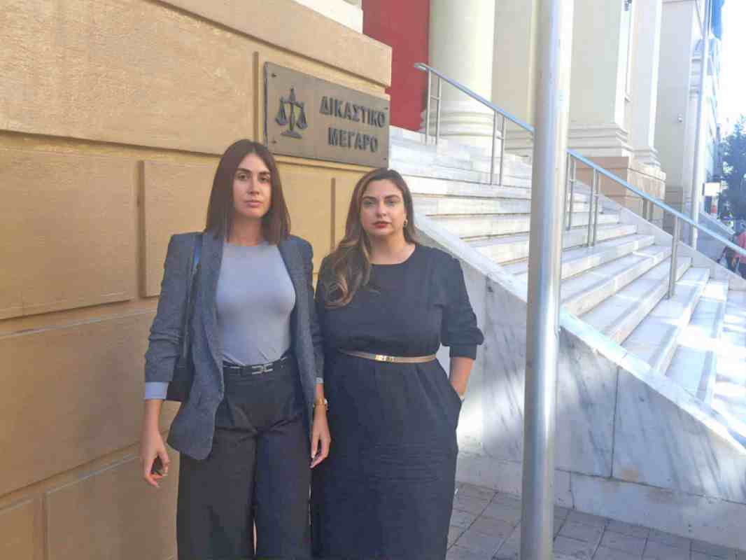 Έλενα Κρεμλίδου, Elena Kremlidou, Δίκη Πατρών, Patras Trial, Διαρροή φωτογραφιών, Photo leak, Revenge porn, Survivor, Αστυνομικός κατηγορούμενος, Police officer accused, Προσωπικές φωτογραφίες, Private photos, Μη συναίνεση, Non-consensual sharing, Διάδοση περιεχομένου, Content dissemination, Ανήλικη, Minor, Ποινικός Κώδικας, Penal Code, Κακούργημα, Felony, Influencer, Social media creator, Διακοπή δίκης, Trial postponement, Σοφία Κατσουλά, Γιώργος Κουκούλης