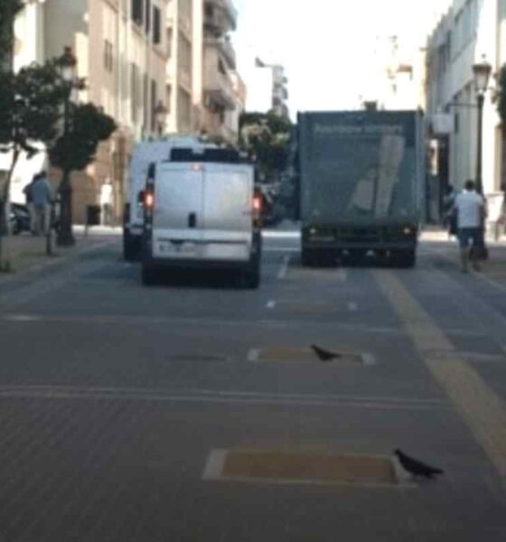 Πάτρα, Patras, πεζόδρομος Μαιζώνος, Maizonos pedestrian street, φορτηγά στον πεζόδρομο, trucks on pedestrian street, παράνομη στάθμευση, illegal parking, παράνομη φορτοεκφόρτωση, illegal unloading, Τροχαία Πάτρας, Patras Traffic Police, Δήμος Πατρέων, Municipality of Patras, αντιδήμαρχος Αναστασία Τογιοπούλου, deputy mayor Anastasia Togiopoulou, αστυνομική επέμβαση, police intervention, Άμεση Δράση, Immediate Action Police, Ρήγα Φεραίου, Riga Feraiou street, δημοτική αστυνόμευση, municipal policing, παραβάσεις οδηγών, traffic violations, κανονισμός φορτοεκφόρτωσης, loading regulation, κυκλοφοριακό χάος, traffic chaos, πεζόδρομος Πάτρας, pedestrian zone Patras, εμπορικό κέντρο Πάτρας, Patras city center, ασυδοσία οδηγών, driver misconduct, τροχαία κλήσεις, traffic fines, παρανομία Πάτρα, Patras law violation, ασφάλεια πεζών, pedestrian safety, τοπική κοινωνία Πάτρας, Patras local community, δημοτική τάξη, municipal order, Ερμού Αθήνα, Ermou Athens, σύγκριση πεζοδρόμων, pedestrian zone comparison, ειδήσεις Πάτρα, Patras news, τοπικά νέα, local news Patras