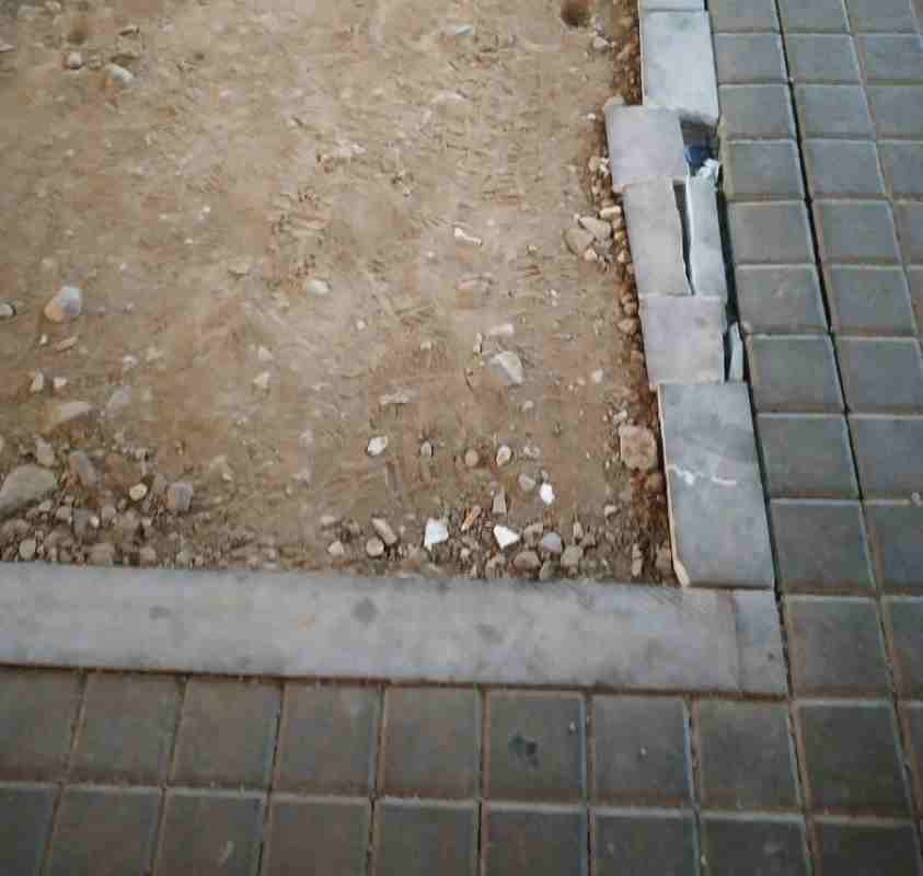 Πάτρα, Patras, πεζόδρομος Μαιζώνος, Maizonos pedestrian street, Μαιζώνος Πάτρα, Maizonos Patras, φθορές πεζόδρομου, pedestrian damage, σπασμένα πλακάκια, broken tiles, λακκούβες, potholes, καθιζήσεις, subsidence, έργο εγκατάλειψης, abandoned project, δημοτική βιβλιοθήκη Πάτρας, Patras public library, εμπορικό κέντρο Πάτρας, Patras city center, αστική υποδομή, urban infrastructure, συντήρηση δρόμων, road maintenance, βροχοπτώσεις Πάτρα, Patras rain damage, αγανάκτηση επαγγελματιών, local shopkeepers frustration, πεζοί, pedestrians, ασφάλεια πολιτών, public safety, εικόνα εγκατάλειψης, image of neglect, τοπικά νέα Πάτρας, Patras local news, φωτογραφίες Πάτρα, Patras photos, “Πάτρα αυτά που δεν λέγονται”,