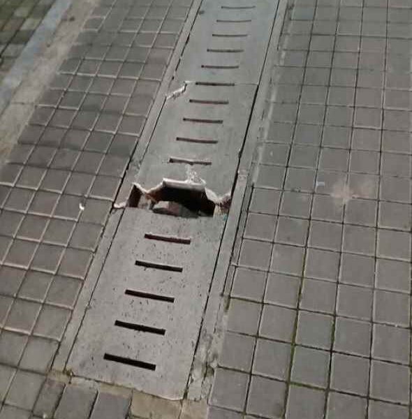 Πατρα, Patras, Πεζόδρομος, Pedestrian Street, Ασφάλεια πεζών, Pedestrian safety, Σπασμένη σχάρα, Broken grate, Κίνδυνος πεζόδρομος, Danger walkway, Τρύπα δρόμου, Hole in pavement, Δημοτικά έργα Πάτρα, Patras municipal projects, Ατυχήματα Πάτρα, Accidents Patras, Επικίνδυνη φθορά, Dangerous damage, Δήμος Πατρέων, Municipality of Patras, Τραυματισμός πεζού, Pedestrian injury, Καταγγελία Πάτρα, Complaint Patras, Υποχώρηση σχάρας, Grate collapse, Συντήρηση δρόμων, Road maintenance, Νέος πεζόδρομος,