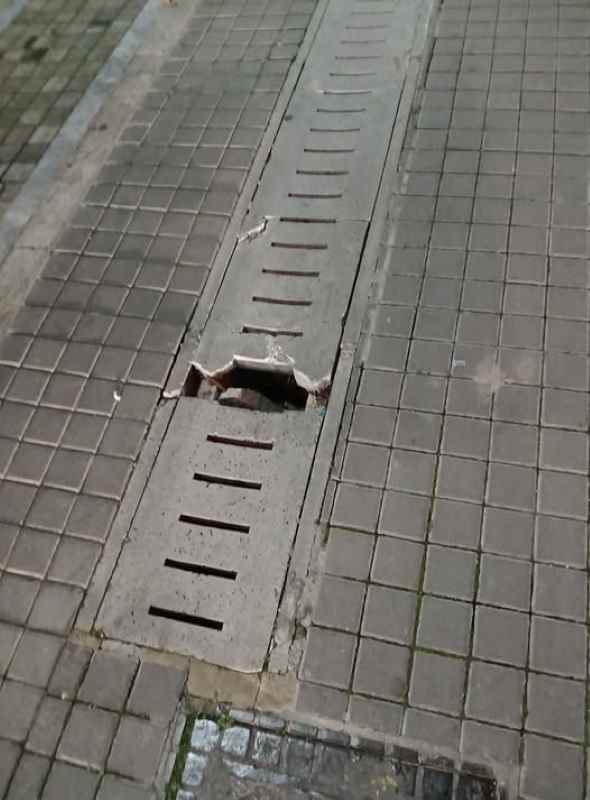Πατρα, Patras, Πεζόδρομος, Pedestrian Street, Ασφάλεια πεζών, Pedestrian safety, Σπασμένη σχάρα, Broken grate, Κίνδυνος πεζόδρομος, Danger walkway, Τρύπα δρόμου, Hole in pavement, Δημοτικά έργα Πάτρα, Patras municipal projects, Ατυχήματα Πάτρα, Accidents Patras, Επικίνδυνη φθορά, Dangerous damage, Δήμος Πατρέων, Municipality of Patras, Τραυματισμός πεζού, Pedestrian injury, Καταγγελία Πάτρα, Complaint Patras, Υποχώρηση σχάρας, Grate collapse, Συντήρηση δρόμων, Road maintenance, Νέος πεζόδρομος,