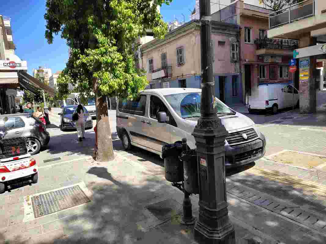 πεζόδρομος, pedestrian street, Μαιζώνος & Παντανάσσης, Maizonos & Pantanassis, πεζοί, pedestrians, ελεύθερος χώρος, public space, χωρίς αυτοκίνητα, car-free, παρκαρισμένα αυτοκίνητα, parked cars, ασφάλεια πεζών, pedestrian safety, βόλτα στην πόλη, city walk, βιώσιμη πόλη, sustainable city, δημόσιος χώρος, urban space, κατοίκοι πόλης, city residents, ζωντανή πόλη, lively city, προσβάσιμος χώρος, accessible space, κίνηση πεζών, pedestrian traffic, κοινωνική ζωή, social life, αναψυχή στην πόλη, urban recreation