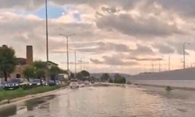 Πάτρα πλημμύρα, Patras flood, Ακτή Δυμαίων, Akti Dymeon, πλημμυρισμένος δρόμος, flooded road, ραγδαία βροχόπτωση, torrential rainfall, κεντρική οδική αρτηρία, central road artery, οδηγοί σημειωτόν, drivers at a crawl, βλάβες οχημάτων, vehicle damage, πλημμυρικά φαινόμενα, flood phenomena, δόμηση υψομετρικές διαφορές, construction altitude differences, σχάρες ομβρίων, storm drains, απορρόφηση βρόχινων νερών, rainwater absorption, πρόβλημα υποδομών Πάτρα,