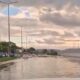 Πάτρα πλημμύρα, Patras flood, Ακτή Δυμαίων, Akti Dymeon, πλημμυρισμένος δρόμος, flooded road, ραγδαία βροχόπτωση, torrential rainfall, κεντρική οδική αρτηρία, central road artery, οδηγοί σημειωτόν, drivers at a crawl, βλάβες οχημάτων, vehicle damage, πλημμυρικά φαινόμενα, flood phenomena, δόμηση υψομετρικές διαφορές, construction altitude differences, σχάρες ομβρίων, storm drains, απορρόφηση βρόχινων νερών, rainwater absorption, πρόβλημα υποδομών Πάτρα,