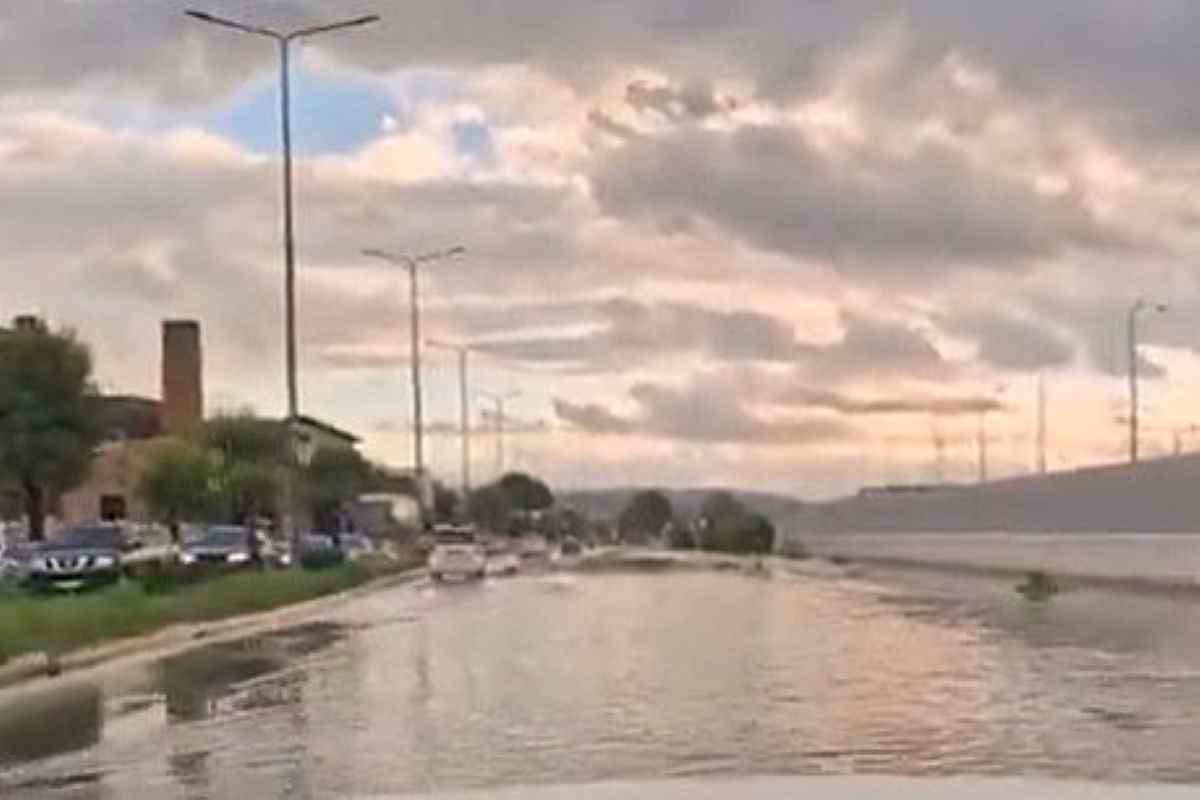 Πάτρα πλημμύρα, Patras flood, Ακτή Δυμαίων, Akti Dymeon, πλημμυρισμένος δρόμος, flooded road, ραγδαία βροχόπτωση, torrential rainfall, κεντρική οδική αρτηρία, central road artery, οδηγοί σημειωτόν, drivers at a crawl, βλάβες οχημάτων, vehicle damage, πλημμυρικά φαινόμενα, flood phenomena, δόμηση υψομετρικές διαφορές, construction altitude differences, σχάρες ομβρίων, storm drains, απορρόφηση βρόχινων νερών, rainwater absorption, πρόβλημα υποδομών Πάτρα,