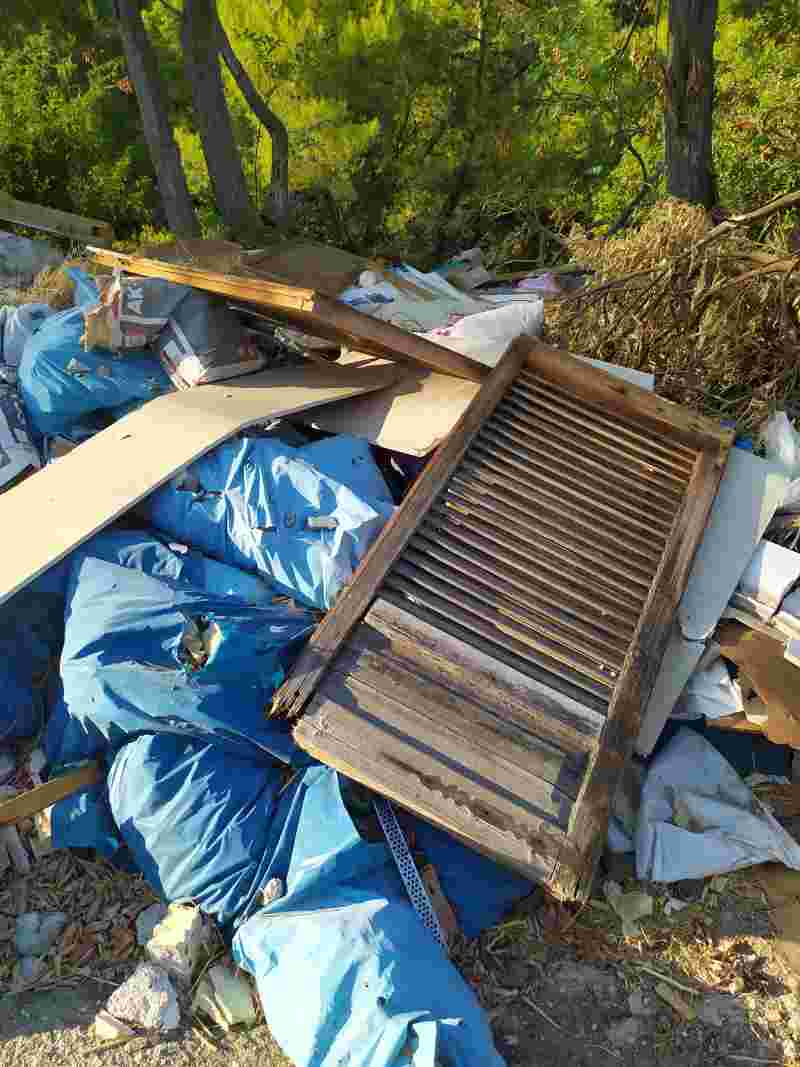 Παυλόκαστρο, Παύλοκαστρο, Patras, Pavlokastro, Πάτρα, Δήμος Πατρέων, Patras Municipality, χωματερή, landfill, αυτοσχέδια χωματερή, illegal dumping, wild dump, κίνδυνος πυρκαγιάς, fire hazard, δάσος Παυλοκάστρου, Pavlokastro forest, περιβαλλοντική ρύπανση, environmental pollution, σκουπίδια Πάτρα, Patras garbage, διαχείριση απορριμμάτων, waste management, καταγγελία, complaint, παράβαση καθήκοντος, dereliction of duty, Βραχνέικα,