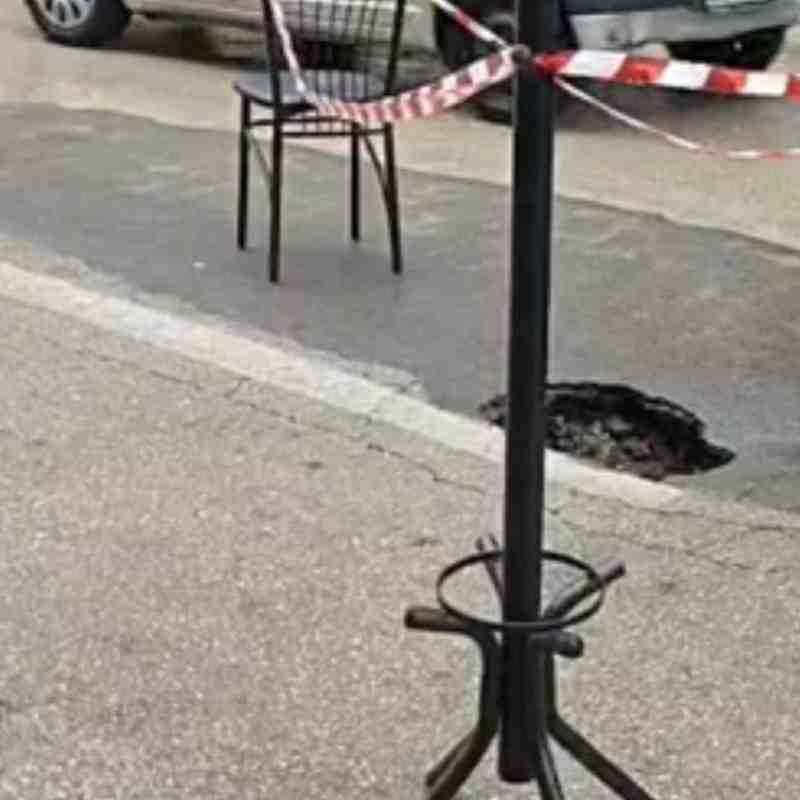 υποχώρηση οδοστρώματος, Κανακάρη, Γεροκωστοπούλου, Πάτρα, κυκλοφοριακό έμφραγμα, αποκλεισμός δρόμου, λακούβα, προβλήματα οδοστρώματος, καταγγελίες καταστηματαρχών, επισκευή δρόμων, Δήμος Πατρέων, επικίνδυνη λακούβα, ναστάτωση Κανακάρη, ρίψη χώματος, road collapse, Kanakari street, Gerokostopoulou, Patras, traffic jam, road closure, sinkhole, pothole, road problems, business owners complaints, road repair, Municipality of Patras, dangerous pothole, Patras traffic,