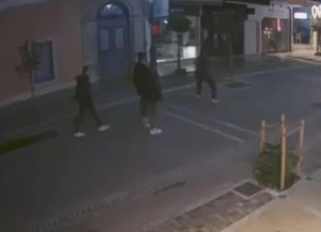 πεζόδρομος Μαιζώνος, Maizonos pedestrian street, βανδαλισμοί Πάτρα, vandalism Patras, νεαροί βανδαλιστές, young vandals, δημοτική αστυνομία Πάτρα, municipal police Patras, αστική υποβάθμιση, urban decay, ανάπλαση κέντρου Πάτρας, Patras city center regeneration, περιβάλλον πόλης, urban environment, κατεστραμμένα δέντρα, damaged trees, δημόσια περιουσία, public property, αδιαφορία αρχών, municipal negligence, καθίζηση πεζοδρόμου, pavement subsidence, απορρίμματα στο κέντρο, city litter, εγκατάλειψη, neglect, παρακμή, decline, τοπική κοινωνία Πάτρα, Patras community, εικόνα πόλης, city image, κοινωνική ευθύνη, social responsibility, προστασία δημόσιου χώρου,