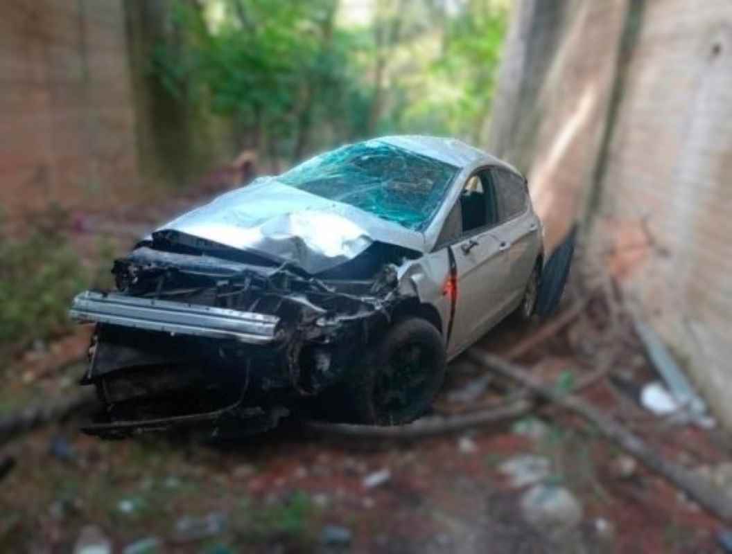 Τροχαίο Πάτρα, Patras car accident, Poco Poco, εκτροπή οχήματος, vehicle deviation, πτώση 15 μέτρα, 15 meter fall, χαράδρα, gorge, εθνική οδός Πάτρα, Patras National Road, απεγκλωβισμός οδηγού, driver extrication, τραυματισμός 45χρονου, 45-year-old injured, Τροχαία Πατρών, Patras Traffic Police, σοβαρό τροχαίο, serious car crash, νοσοκομείο Πάτρα, Patras hospital, αιτία ατυχήματος,
