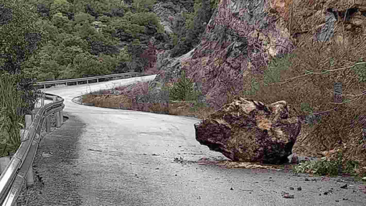 βράχος, rock, πτώση βράχου, rockfall, επαρχιακή οδός Σελλά-Πιτίτσα, Sellá-Pitítsa provincial road, τροχαίο, traffic accident, επικίνδυνο σημείο, dangerous spot, κυκλοφορία, traffic, οδόστρωμα, roadway, αστυνομία, police, απομάκρυνση βράχου, rock removal, ασφαλής οδήγηση, safe driving, ατύχημα χωρίς τραυματισμό, accident without injuries, ειδήσεις, news, Ελλάδα, Greece, ενημέρωση