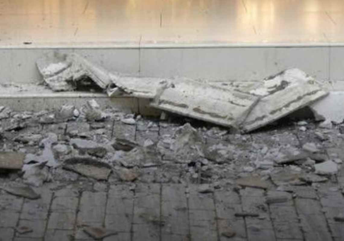 Κατάρρευση μπαλκονιού, Αγίου Ανδρέου, Πάτρα, Πτώση μπαλκονιού, Κέντρο Πάτρας, Διακοπή κυκλοφορίας, Πυροσβεστική, Αστυνομία, Ασφάλεια κτιρίων, Τεχνικά προβλήματα, Βλάβη, Παλιά κτίρια, Balcony collapse, Agiou Andreou street, Patras, Patras city center, Road closure, Fire Department, Police, Building safety, Structural failure, Patras news, Greek news, Building damage, Fallen balcony